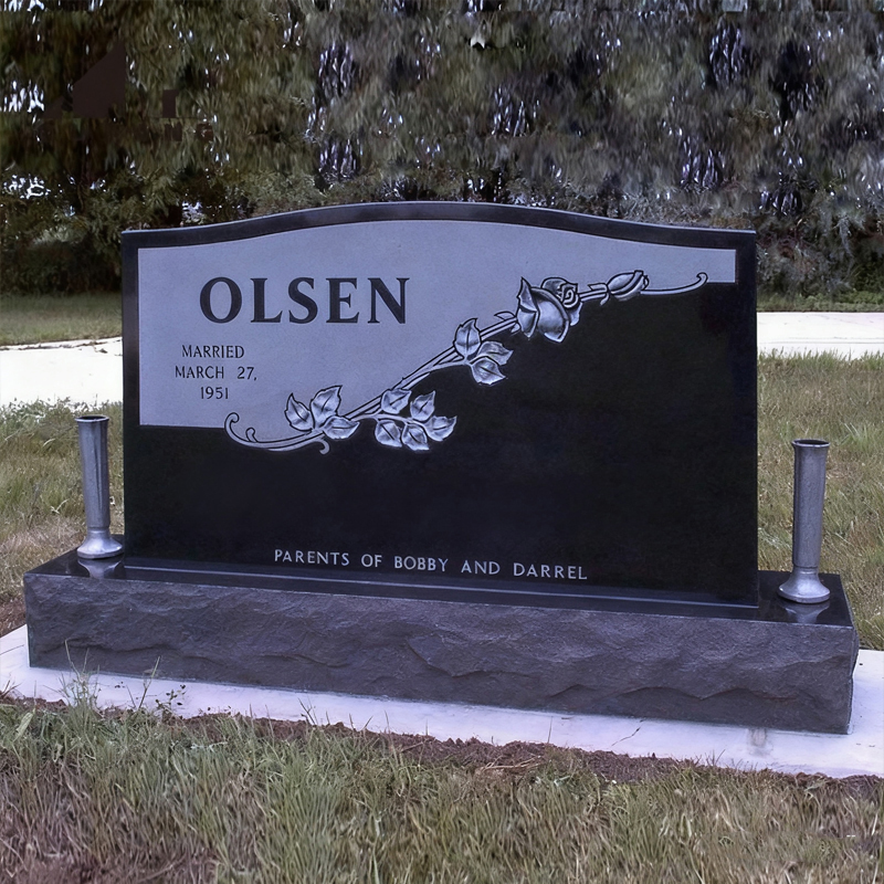 Svart-hvitt kontrast marmor gravstein i rosemønster