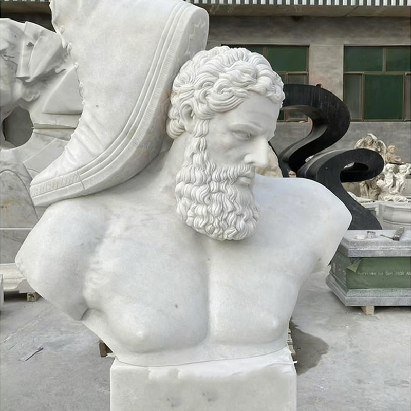 Menneskeskulptur i hvit marmor i naturlig størrelse, håndskåret