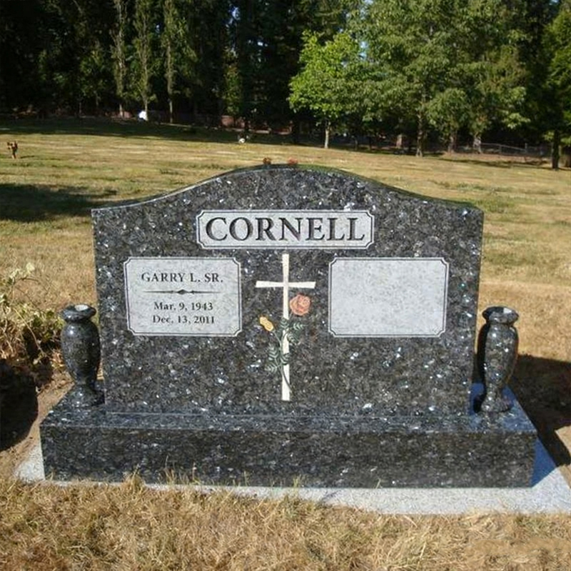 Kors Rose-mønster granitt ledsager gravstein