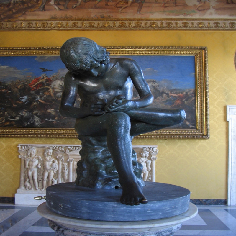 Slitesterk utendørs marmor menneskeskulptur av en gutt som trekker en torn fra foten, europeisk design