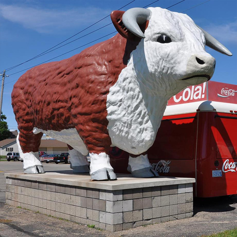 Gigantisk glassfiber blomsterkuskulptur