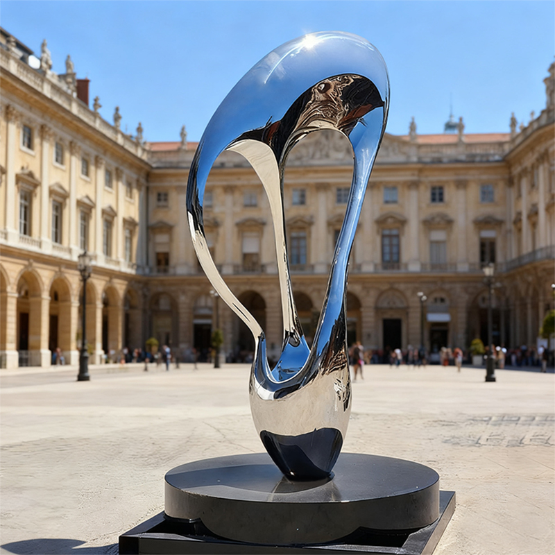 Skulptur i speilpolert rustfritt stål