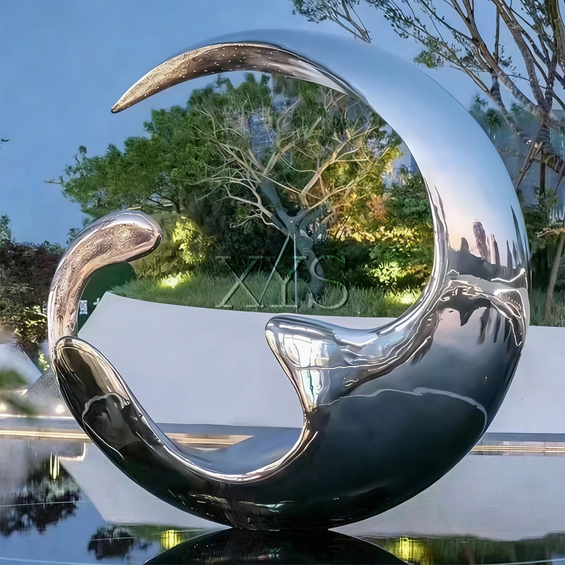 Vann og månespeil halvmåneskulptur