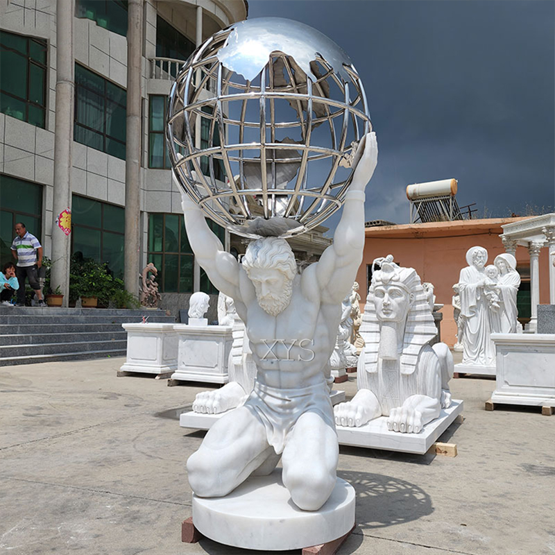 Atlas steinskåret klodeskulptur